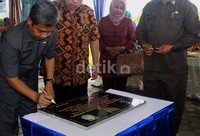Wakil Bupati Gunungkidul, H. Imawan Wahyudi menandatangani prasasti berdirinya galeri/showroom kerajinan perak dan tembaga Desa Pampang dan Sodo kecamatan Paliyan.