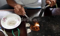 Sebagian besar hasil kerajinan perak dan tembaga di dua desa ini masih disetorkan kepada pengepul di Kotagede.