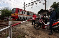 Warga menutup pintu perlintasan di salah satu titik di Jakarta. Rencanya, pintu perlintasan KA di wilayah DKI Jakarta akan dijaga oleh Satpol PP.