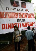 Spanduk Dukung Atut Tersangka