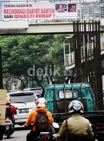 Spanduk Dukung Atut Tersangka