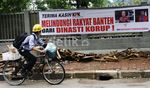Spanduk Dukung Atut Tersangka