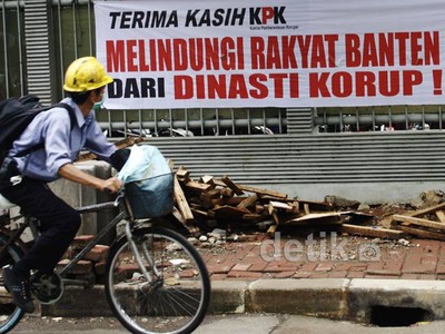 Spanduk Dukung Atut Tersangka