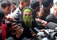 Yulianis datang hendak menemui Ketua KPK Abraham Samad. Lamhot Aritonang/detikFoto.