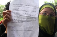 Yulianis memperlihatkan surat keberatannya untuk Ketua KPK Abraham Samad. Lamhot Aritonang/detikFoto.