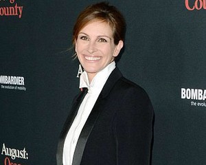 Fashion Dos & Donts: Julia Roberts Tampil Mirip Waiter