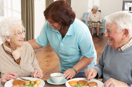 Perhatikan 6 Hal Ini Saat Mengajak Pengidap Alzheimer Makan Bersama