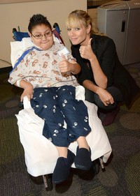 Tiba di rumah sakit, Heidi Klum langsung menyapa para pasien. Jason Merritt/Getty Images for FP/AFP.