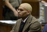 Hakim memutuskan mencabut masa percobaan Chris Brown yang diduga memukul seorang pria di Washington DC pada Oktober lalu. REUTERS/Kevork Djansezian.
