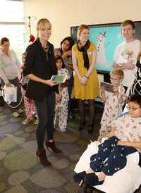 Selain membawa suasana ceria, Heidi Klum juga sempat memberikan tablet yang disumbangkan kepada anak-anak. Jason Merritt/Getty Images for FP/AFP.