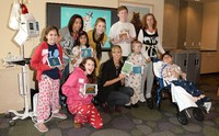 Heidi Klum bersama anak-anak memamerkan hasil karya mereka di depan kamera. Jason Merritt/Getty Images for FP/AFP.