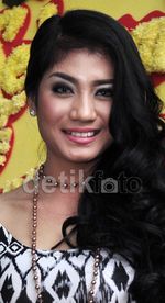 Eksis Lagi, Lina Marlina Tampil Cantik