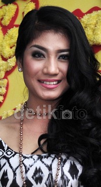 Lina Marlina tersenyum di depan kamera. Noel/detikHOT.