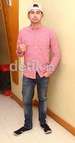 Raffi Ahmad Asyik Main Handphone