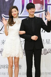 Jun Ji Hyun dan Kim Soo Hyun melambaikan tangannya. TenAsia/ Paeng Hyun-joon.