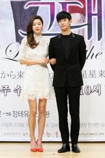 Kim Soo Hyun dan Jun Ji Hyun Tebar Senyuman