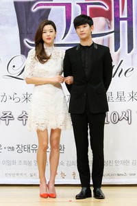 Jun Ji Hyun cantik dibalut dress lace putih dan heels merah, sedangkan Kim Soo Hyun gagah dengan setelan serba hitam. TenAsia/ Paeng Hyun-joon.