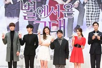 Kim Soo Hyun dan Jun Ji Hyun berpose bersama aktor lainnya. TenAsia/ Paeng Hyun-joon.