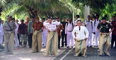 Serunya Balap Karung Ala Pejabat