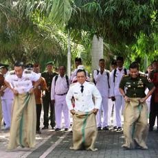 Serunya Balap Karung Ala Pejabat