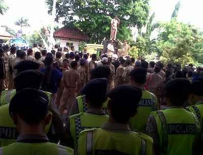 Iri Gaji Buruh, Perangkat Desa Demo di DPRD Pasuruan