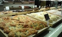 Di setiap gerai BreadLife punya beragam varian rasa dan bentuk roti. Jumlah roti yang dipanggang hampir mendekati sekitar 1.200 buah dalam sehari.