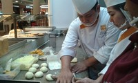 Executive Chef BreadLife Rahmat Kusnedi mengajarkan peserta Merasakan Pengalaman Membuat Roti di Dapur Bread Life cara membuat salah satu roti favorit BreadLife, yaitu The Ring.