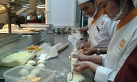 Salah satu bahan membuat roti The Ring adalah adonan roti manis yang telah dibuat di dapur pusat BreadLife di kawasan Pluit. Untuk menjaga kesegaran, setiap roti dibentuk dan dihias di masing-masing gerai BreadLife.