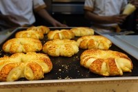 Roti The Ring pun siap dipanggang selama 10 menit, dikeluarkan, lalu dipanggang lagi sekitar 2 menit. Aroma wangi ragi dan keju jadi ciri khas roti ini.