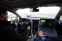 Pengemudi yang nampak di foto hanya untuk menjaga-jaga saja bila terjadi kesalahan di sistem. Karena ini masih berupa prototipe. (dok Ford).