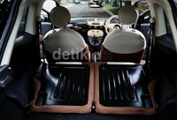 Kursinya berlapis kulit warna krem dengan jahitan cukup rapih di setiap lipatannya. Menyandang sebagai status mobil kecil, namun mobil ini sudah menggunakan fitur standar mobil-mobil Eropa seperti EPS, 7 airbag, climate control dan bahan kulit yang cukup nyaman.