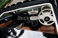 Fiat 500 ini sudah menggunakan electric sunroof. Cara pengoperasiannya lewat tombol dekat kaca spion tengah. Dengan posisi terbuka lebar Anda bisa menatap langit biru.