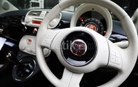Ekplorasi interior Fiat 500 belum juga selesai. Tengok tuas di balik kemudi. Fiat 500 ini sudah tersemat paddle shift untuk pengemudi yang suka karakter sport. Lebih asyik menggunakan paddle shift ini setelah menekan tombol sport pada dasbor tengah.