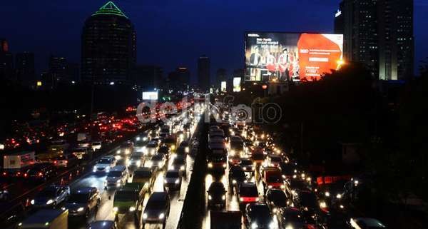 Lalin di Jakarta Masih Padat Malam Ini