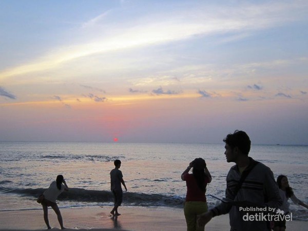 Romantis! Libur Tahun Baru Sambil Menikmati Sunset di Jimbaran