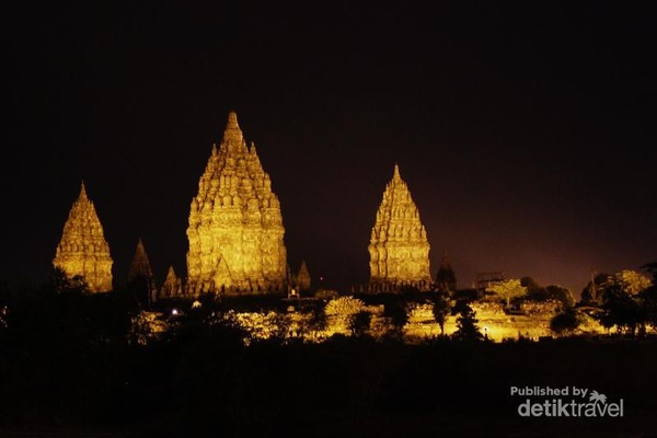 Candi Prambanan  Di Malam  Hari  Adat Budaya Indonesia