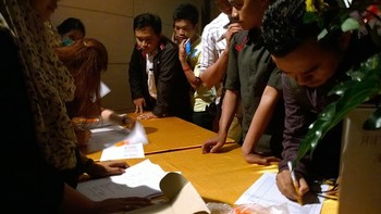     Meski jadwal acara baru akan dimulai pada pukul 19.00 WIB, namun sudah banyak para peserta yang datang lebih awal. Maklum, 100 peserta pertama akan diganjar pulsa senilai Rp 50 ribu.