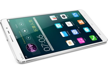 Vivo Xplay 3S yang disebut sebagai handset pertama yang layarnya beresolusi 2560 x 1440 pixel dan kepadatan pixel 490ppi. (kredit foto: engadget)