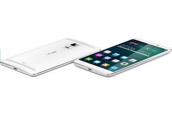 Xplay 3S mungkin patut berbangga. Sebab ponsel Android terkenal semacam Galaxy S4, Xperia Z1 ataupun LG G2 pun bukan tandingannya karena baru mengusung resolusi full HD 1920 x 1080 pixel. (kredit foto: engadget)