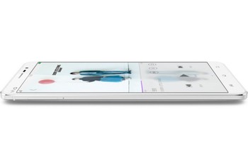 Spesifikasinya pun terbilang garang, bersenjatakan prosesor quad core Snapdragon 800 2,3 GHz dan RAM 3GB. (kredit foto: engadget)