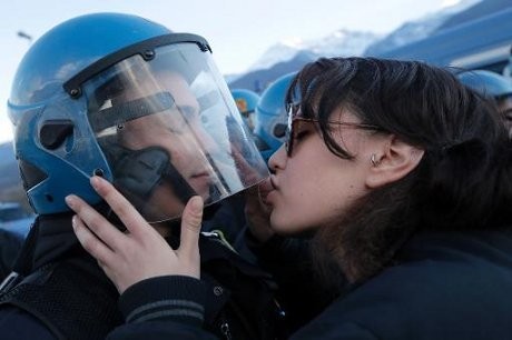 Cium Polisi Italia Saat Demo, Mahasiswi Cantik Ini Terancam Pidana