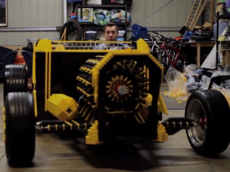 Mobil yang Terbuat dari LEGO Ini Bisa Berjalan