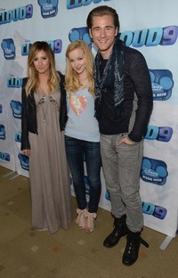 Para pemain dari 'Cloud 9' seperti, aktris Dove Cameron dan Aktor Luke Benward, bergabung bersama Ashley untuk berfoto bersama. Michael Buckner/Getty Images/AFP.