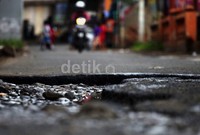 Berdasarkan data dari Dinas PU sejak Januari hingga 18 November 2013, di seluruh wilayah Jakarta masih terdapat sebanyak 81 titik jalan yang rusak berat.