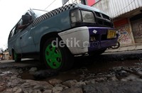 Selain itu, 162 titik jalan rusak ringan dan 35 titik jalan berlubang.