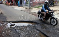 Anggaran yang dialokasikan dalam APBD DKI 2013 untuk perbaikan jalan mencapai Rp131,7 miliar melalui pos anggaran bidang pemeliharaan jalan dan jembatan.