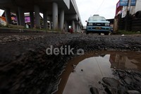 Jalan berlubang ini dapat membahayakan para pengendara.