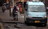 Tidak hanya memabhayakan pengendara, jalan berlubang juga menjadi menyebab kemacetan.