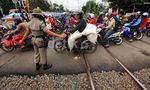 Satpol PP Mulai Jaga Pintu Perlintasan Kereta