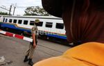 Satpol PP Mulai Jaga Pintu Perlintasan Kereta